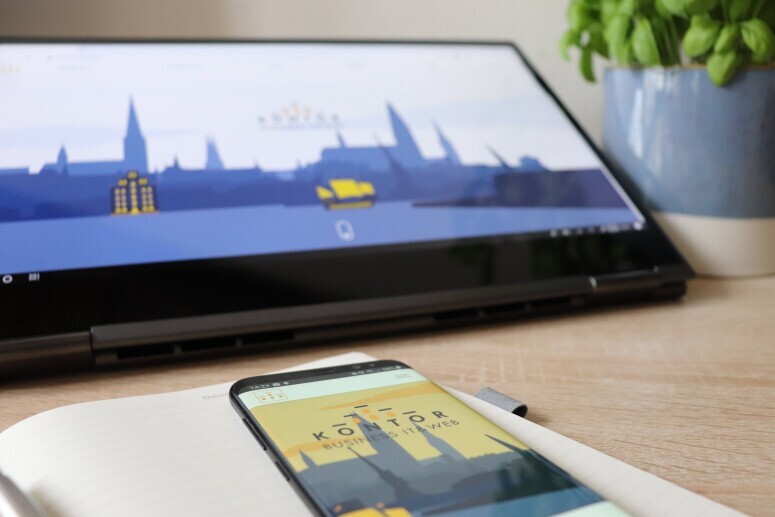 Ein Tablet und ein Smartphone liegen auf einem Tisch.